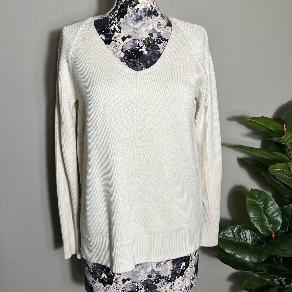 Women's Athleta white V-Neck Sweater